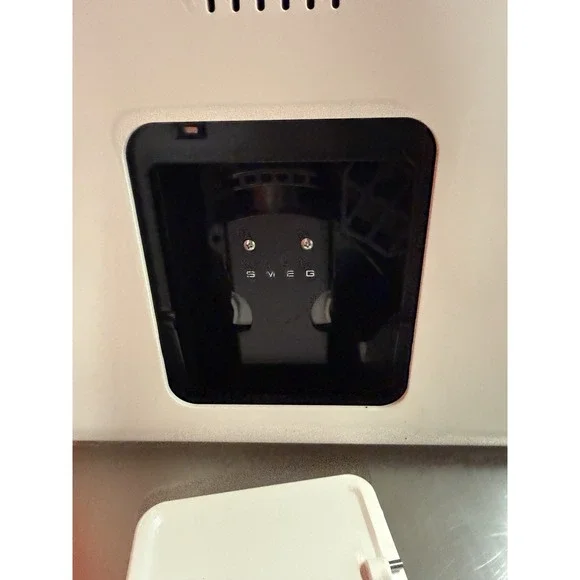 Smeg EP3221/44 Fully Automatic Coffee Machine White - Picture 9 of 11